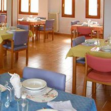 Residencia Virgen de la Encarnación mesas y sillas del geriátrico